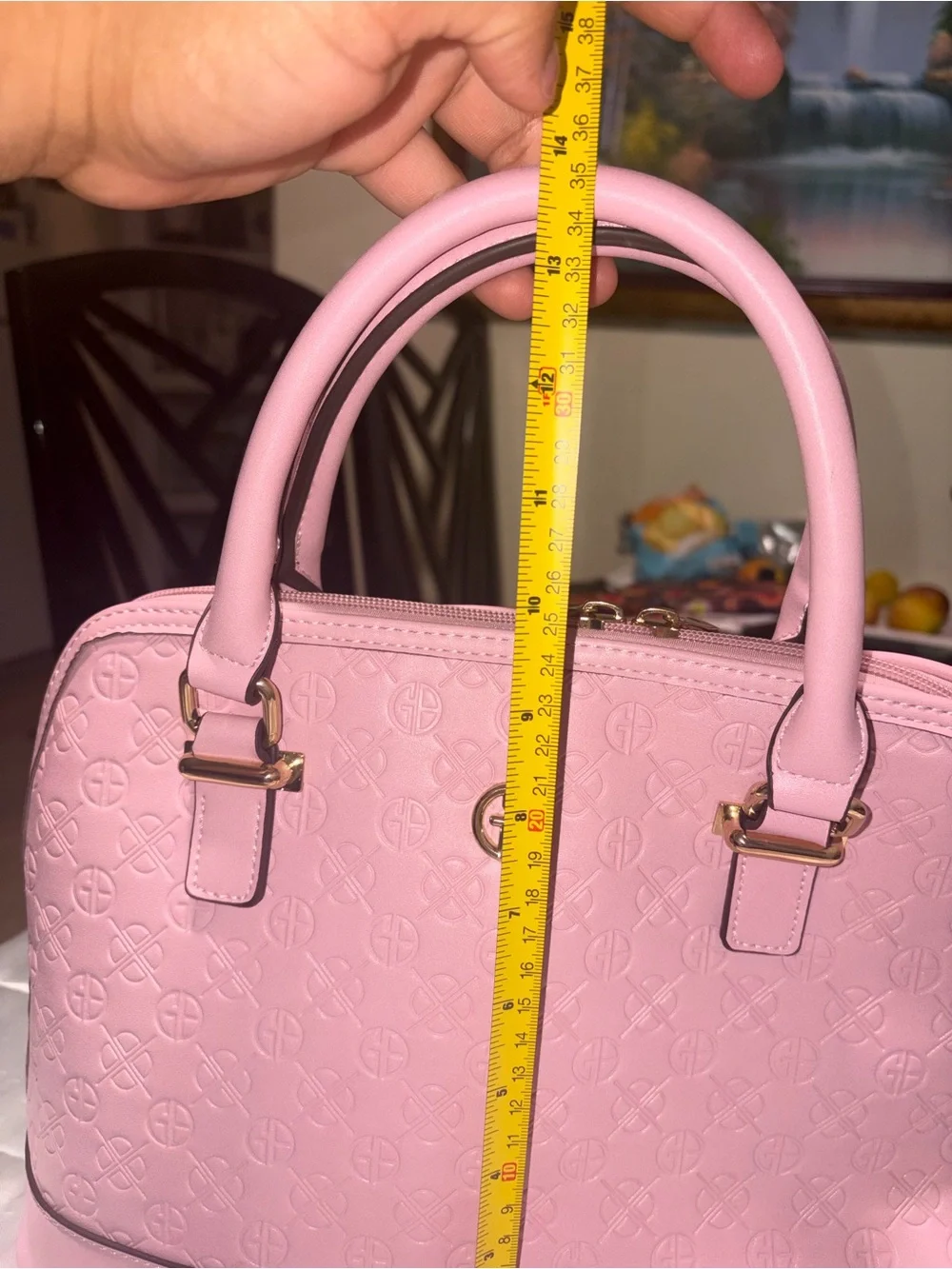 A pink dome-type handbag Giani Bernini